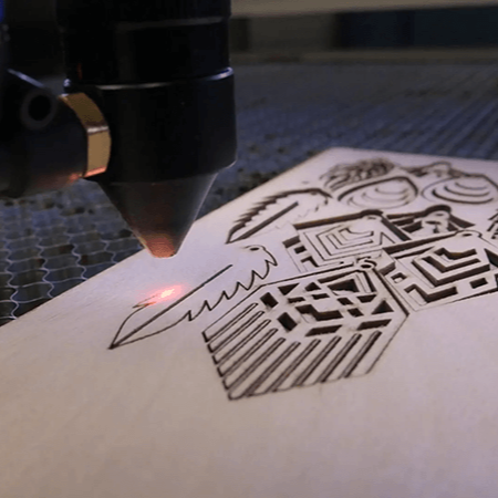 Corte e gravação a laser - máquina a trabalhar